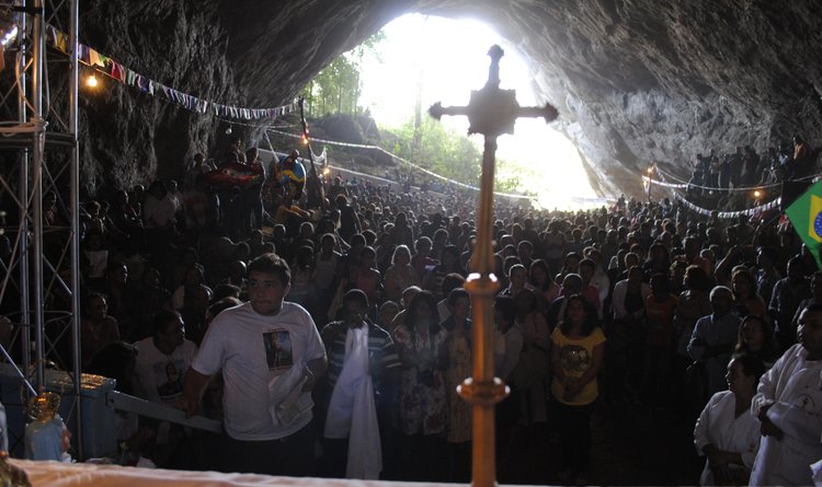Peregrinos participam de missa na Gruta da Pedra Santa, Catuné