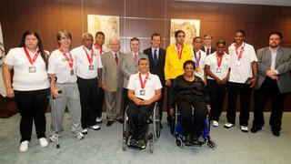 Anastasia homenageia atletas paralímpicos mineiros