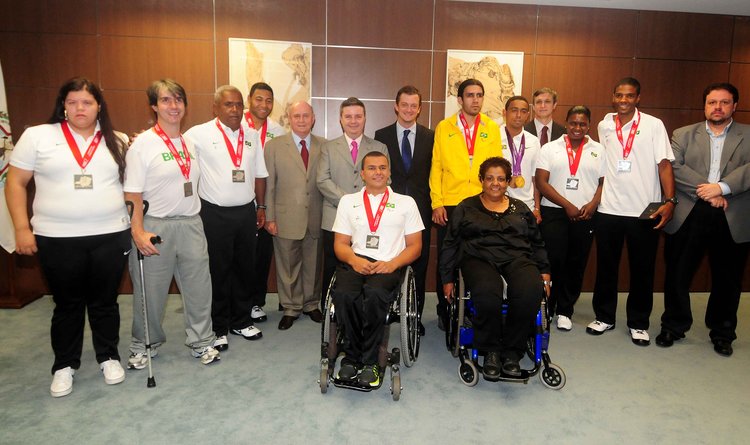 Sete atletas e um treinador foram homenageados por Anastasia em nome de 15 esportistas mineiros