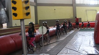 Usando bicicletas e triciclos, os estudantes colocaram em prática o que aprenderam