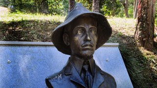 Busto de Santos Dumont homenageia os dois países onde o inventor viveu: Brasil e França