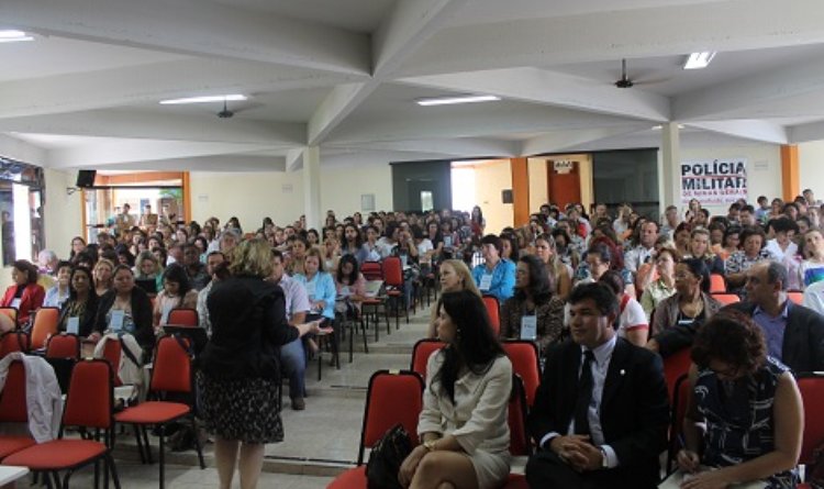 Cerca de 400 educadores da região participam do encontro, que vai até o dia 19