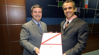 Governador Anastasia durante entrega da Medalha JK ao empresário Rodrigo Resende Garcia Ferraz