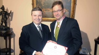 Governador Anastasia e o embaixador da República Tcheca, Ivan Jancarek, durante entrega da medalha