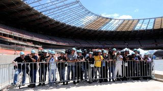 Jornalistas fazem a cobertura da visita do secretário-geral da FIFA
