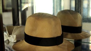 Marca registrada do inventor, o chapéu também está exposto para os visitantes