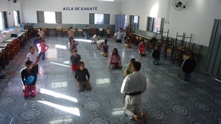 Nas aulas de karatê, os alunos desenvolvem a disciplina
