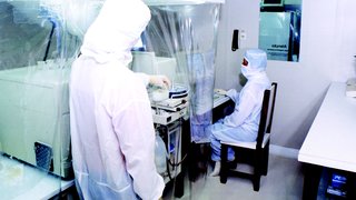 No laboratório, também é realizado o controle de contaminação de análises nas áreas de alimentos