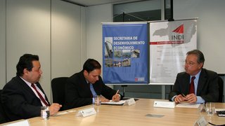 O diretor da JFA, Flávio Miranda (esq.), o diretor admnistrativo da empresa e o presidente do INDI