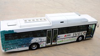 O ônibus é produzido pela Iveco e movido a gás natural fornecido pela Gasmig