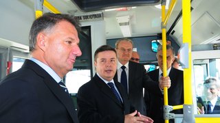Anastasia conheceu o interior do ônibus, que tem capacidade para 42 pessoas sentadas e 35 em pé