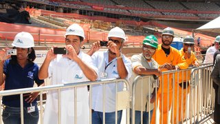 Operários também aproveitam para registrar a visita do governador ao estádio