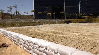 Para a construção das quadras foram usados mais de 100 caminhões de areia