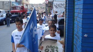 Professores e estudantes de escola estadual no bairro Vera Cruz realizaram passeata