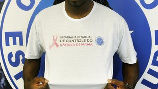 Tinga, volante do Cruzeiro, gravou depoimento para a campanha