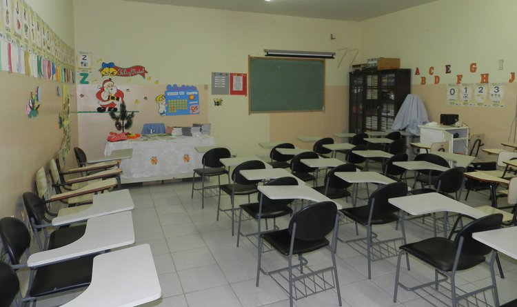 A estrutura conta uma sala de aula, com capacidade para até 20 alunos