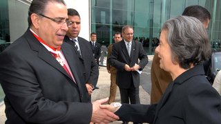 Alberto Pinto Coelho cumprimenta a ministra do STF, Cármen Lúcia Antunes Rocha