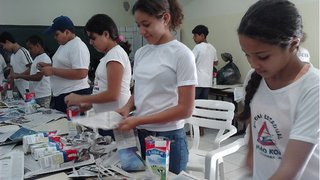 Estudantes constroem casa com materiais reutilizáveis