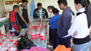 No CVT de Santa Rita do Sapucaí, alunos aprendem a usar garrafas Pets na produção de puffs