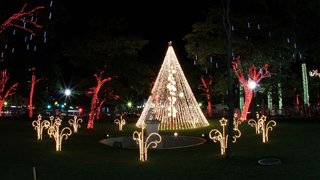 A decoração privilegia as três cores tradicionais do Natal: branco, verde e vermelho