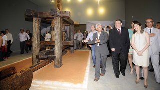 Alberto Pinto Coelho e Eliane Parreiras visitam as instalações do Museu da Cachaça