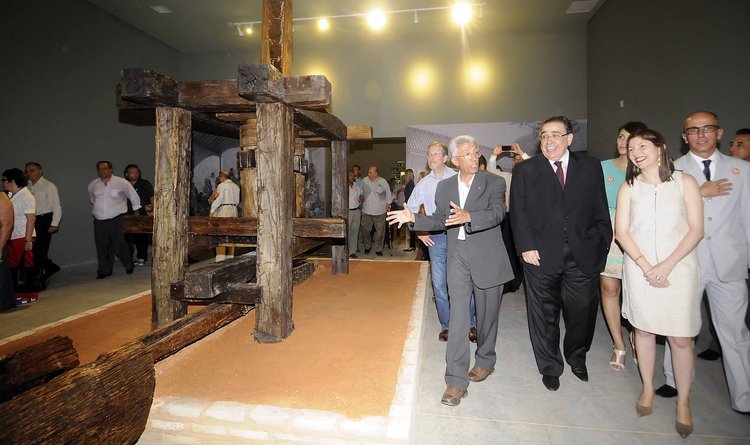 Alberto Pinto Coelho e Eliane Parreiras visitam as instalações do Museu da Cachaça