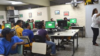 Alguns trabalhadores participaram de curso de informática durante o trabalho