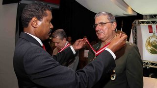 General da 4ª Região do Exército, Ilídio Gaspar Filho, recebe a homenagem