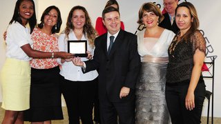 Governador entrega prêmio ao vencedor na modalidade Experiências e ideias inovadoras implementáveis