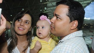 O pastor Leandro Almeira e família