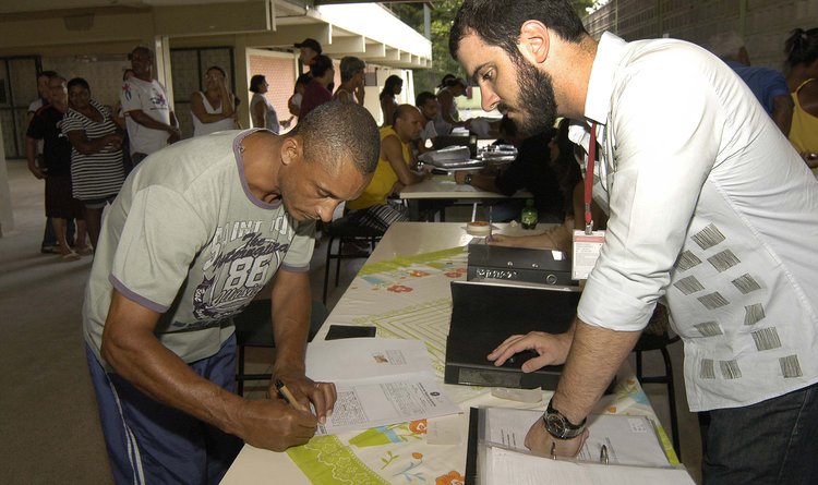 Moradores da Comunidade de Bom Jesus, em Ribeirão das Neves, receberam documentos de suas casas