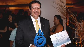 O presidente da Copasa, Ricardo Simões, recebe o prêmio Ouro Azul