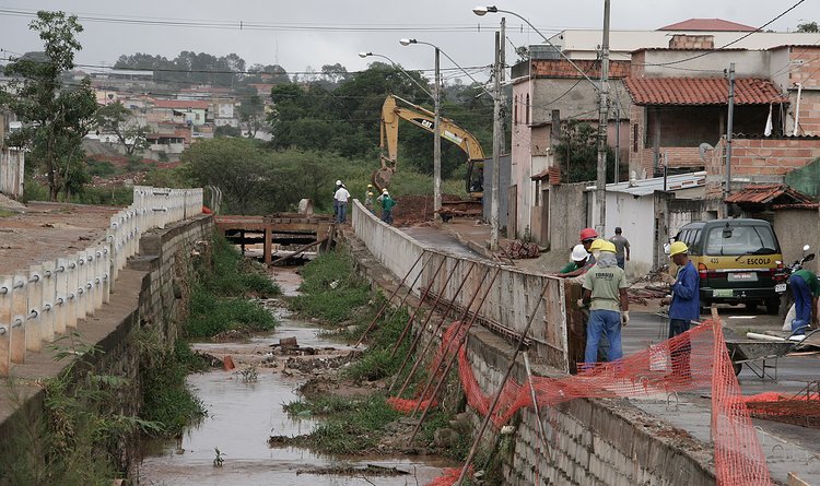Obras no bairro Nacional, em Contagem, preparam a ligação de esgotos às residências
