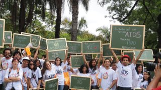 SES promove ação do “Abraço” e mobiliza cidadãos pela luta contra a AIDS