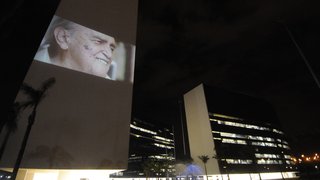 Projeções de obras e frase de Niemeyer nas paredes da Cidade Administrativa