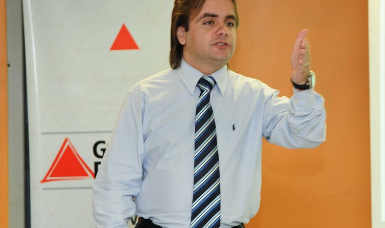 Secretário Eros Biondini durante apresentação das principais ações da Seej em 2012