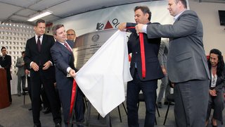 Anastasia descerra placa na inauguração da primeira penitenciária PPP do país