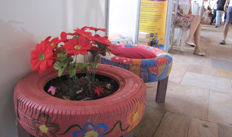 Com criatividade, estudantes transformam pneus em vasos de plantas