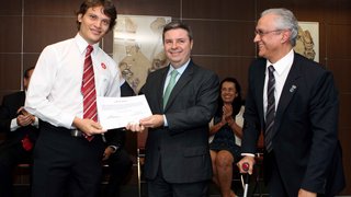Governador Anastasia entrega certificado para Angelo de Moro