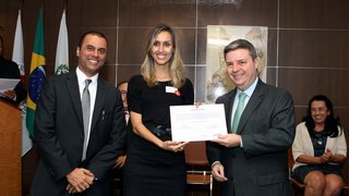 Governador Anastasia entrega certificado para Daniele Tolentino