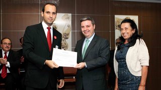 Governador Anastasia entrega certificado para Rodrigo Gonçalves