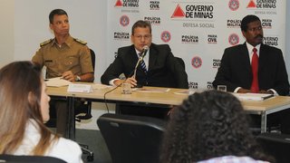 Coronel Sant’Ana, da PM, Rômulo Ferraz e Cylton Brandão durante coletiva