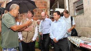 Secretário Antonio Jorge durante visita para combate à dengue no Vale do Aço