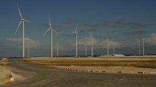 Aerogeradores da usina do parque eólico de Praias de Parajuru, no Ceará
