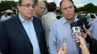 Alberto Pinto Coelho e Fernando Bezerra concedem entrevista durante a visita ao Jaíba