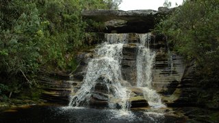 Cachoeira da Pedra Furada é um dos atrativos turísticos do Parque Estadual do Ibitipoca