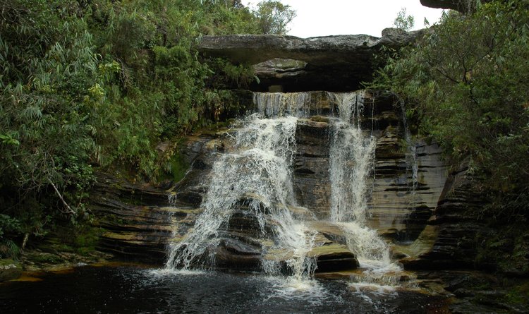 Cachoeira da Pedra Furada é um dos atrativos turísticos do Parque Estadual do Ibitipoca