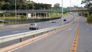 A reportagem cita a Linha Verde como um exemplo das ações do Governo de Minas 
