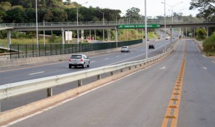 A reportagem cita a Linha Verde como um exemplo das ações do Governo de Minas 