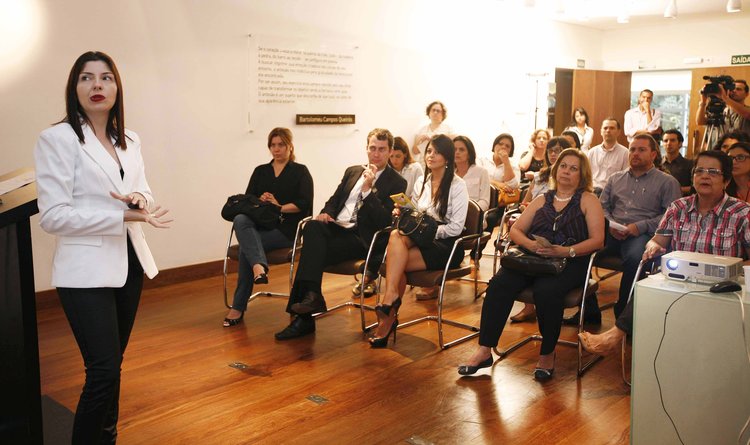 A secretária de Cultura, Eliane Parreiras, explica à imprensa o conceito do programa
